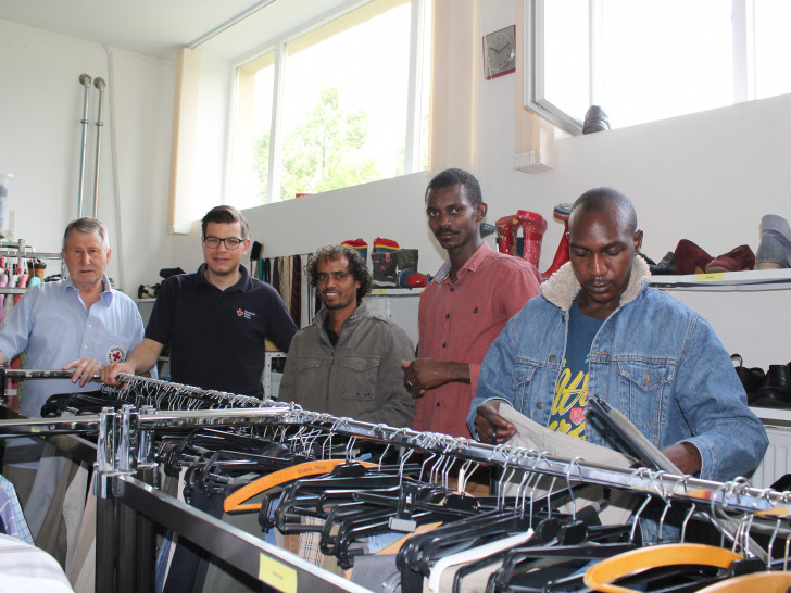Joachim Korsch und Björn Försterling vom DRK mit einigen neuen Kunden aus Cremlingen. Foto: Privat