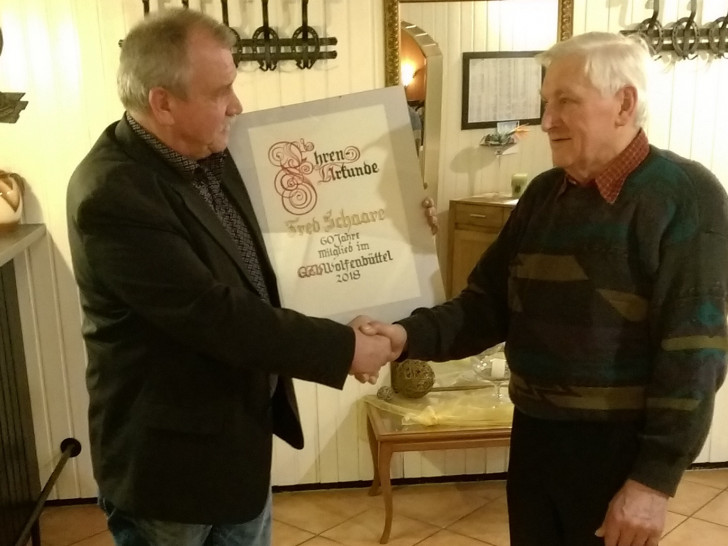 Steffen Reimann gratuliert Fred Schaare zur 60-jährigen Mitgliedschaft.  Foto: privat