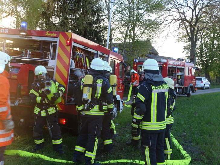 Fast 120 Feuerwehrleute nahmen an der Übung teil. Fotos: Kreisfeuerwehrpressestelle Dannheim