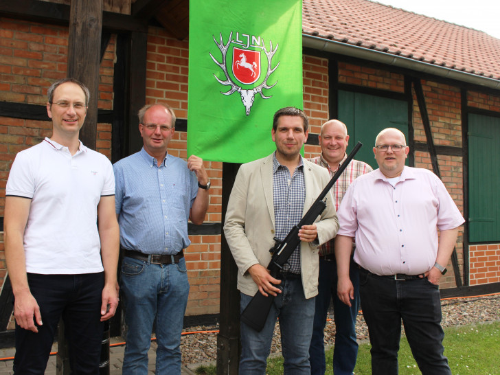 Von links: Dr. Ulrich Steinmeier von der Heeseberg Biogasstiftung, erster Vorsitzender Hegering 6 Christoph Homann, Vorsitzender des Kulturvereins Phillip Ralphs, Vorsitzender der Jagdgenossenschaft Philipp Bosse und Bürgermeister Mark-Henry Spindler. Foto: Gemeinderat Jerxheim