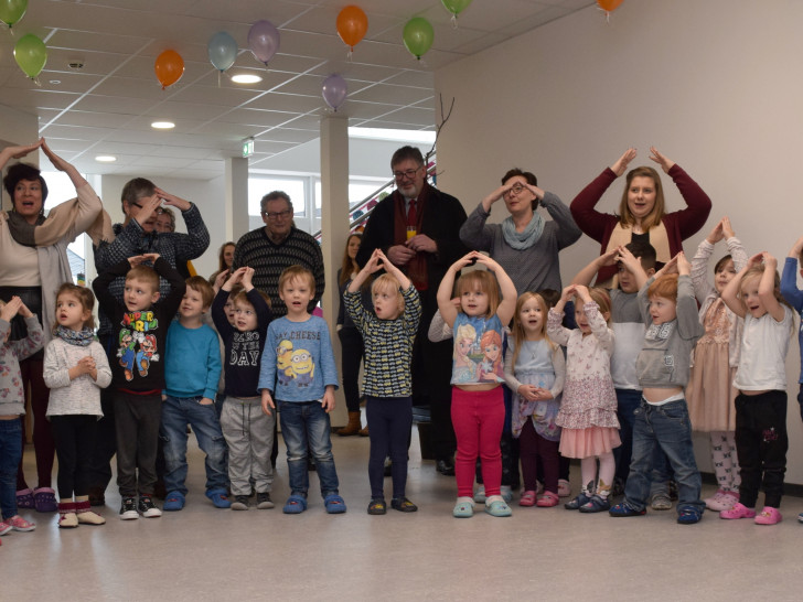 Die Kita-Kinder haben zur Einweihung ein Lied gedichtet. Angefangen mit „Du hast uns
deine Welt geschenkt, Kita am EFZN“ schließen die Kleinen mit einem lautstarken Bekenntnis: „Wir bleiben hier!“ Fotos: Stadt Goslar