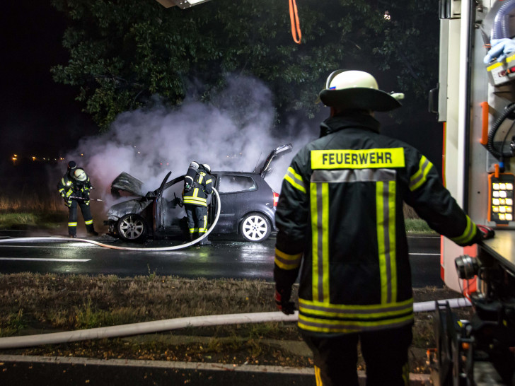 Auf der Nord-Süd-Straße brannte am Montagabend ein Auto. Fotos: Karliczek 