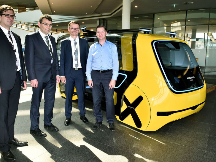 Die Tagung gibt spannende Einblicke in Innovationen zum hybriden Leichtbau für eine nachhaltige Mobilität. Volkswagens Chief Digital Officer Johann Jungwirth (r.) mit (v. l.) Florian Rehr, Geschäftsführer von ITS mobility, Professor Dr. Thomas Vietor, TU Braunschweig, Sprecher des Niedersächsischen Forschungszentrum Fahrzeugtechnik, und Professor Dr. Klaus Dröder, TU Braunschweig, Mitglied des Vorstandes der Open Hybrid LabFactory. Foto: Volkswagen/Lars Landmann