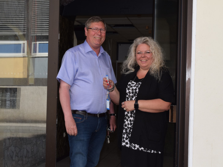 Burkhard Siebert und Silke Mahn halten die Schlüssel zum neuen und
gleichzeitig bereits bekannten Domizil des Wahlbüros in den Händen. Foto: Stadt Goslar