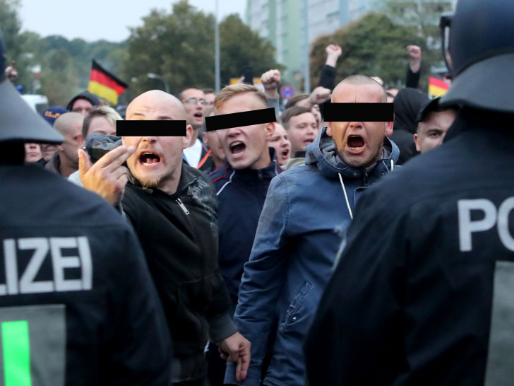 Sie brüllen und gestikulieren wild: Pierre B. (li.) und Lasse R. (Mitte) auf dem Marsch durch Chemnitz. Foto: MARTIN DIVISEK / EPA-EFE / Shutterstock