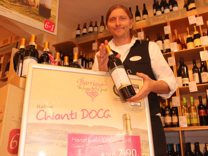Jörn Zeisbrich,  Geschäftsführer des Barrique, präsentiert den Wein des Monats, den Chianti DOCG. Fotos: Anke Donner