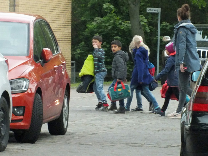 An der Grundschule am See werden hier Kinder unter Begleitung durch das Knäul der Elterntaxis auf dem Schulweg begleitet. Solch eine Begleitung wird als „Schulbus zu Fuß“ bezeichnet. Foto: Achim Klaffehn
