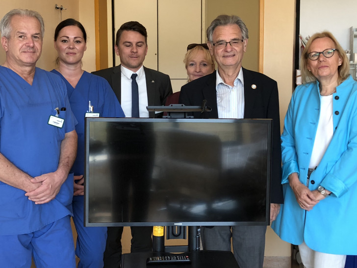 Fachkrankenpfleger Günter Wittenberg, Fachkrankenpflegerin Schwester Kathie, Christopher Hempel, stellvertretender kaufmännischer Direktor, Friederike Jürgens-Hermsdorf, Beisitzerin des Fördervereins, Adolf Stöhr, Vorsitzender des Fördervereins, Renate Ortloff, Schatzmeisterin des Fördervereins (v. li.). Foto: Sigrid Jürgensmann, AKH-Gruppe