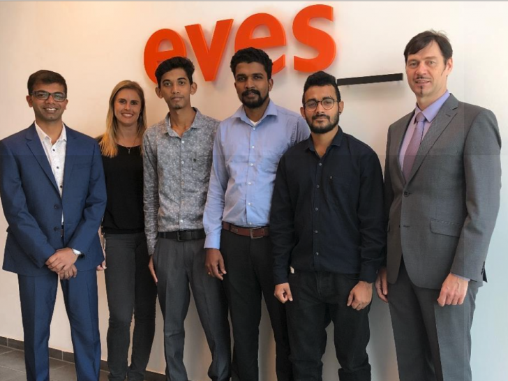 Abhishek Swaminathan (Shoring Manager),
Karina Aurich-Gressler (Project Management Office), Tel Bahadur (Softwareentwickler),
Rejith Surendran (Softwareentwickler),
Akhil Gopinath (Softwareentwickler) und
Ansgar Jeremias (Projektmanager). Foto: eves_