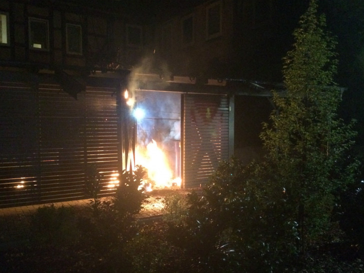 Das Feuer brannte in einem Holzunterstand. Fotos: Feuerwehr Goslar