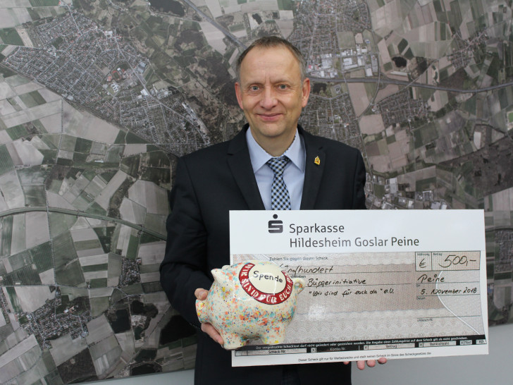 Bürgermeister Klaus Saemann, 1. Vorsitzender der Bürgerinitiative, hat die Spende  mit großer Freude entgegen genommen. Foto: Stadt Peine