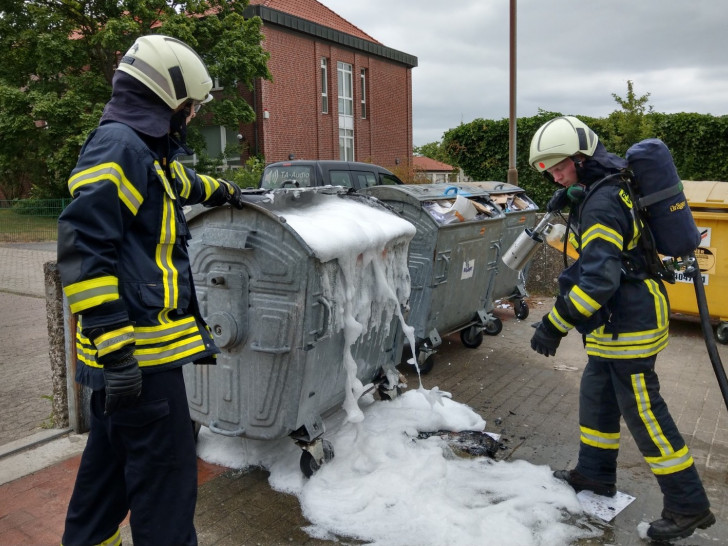 Die Feuerwehr schäumte den Container zur Sicherheit ab. Foto: Feuerwehr Vorsfelde