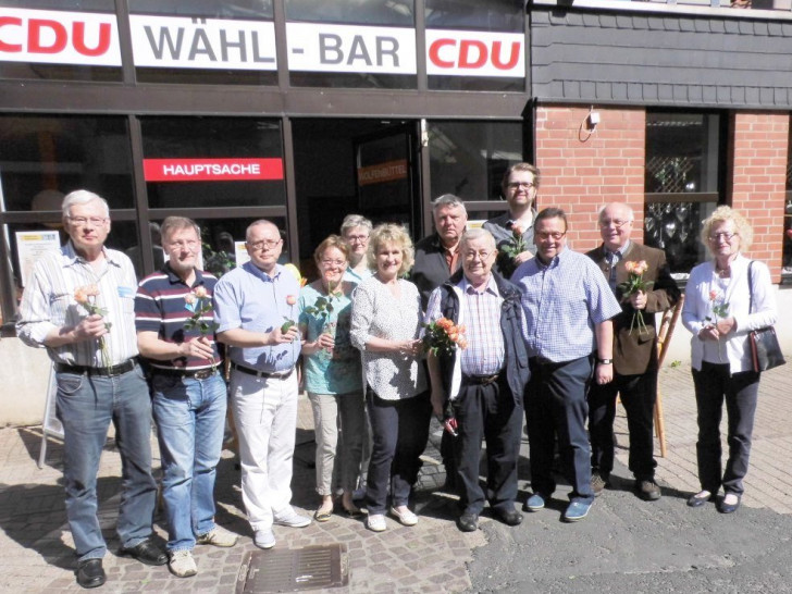 Der CDU-Stadtverband überreichte zum bevorstehenden Muttertag Rosen in der Innenstadt. Foto: Privat