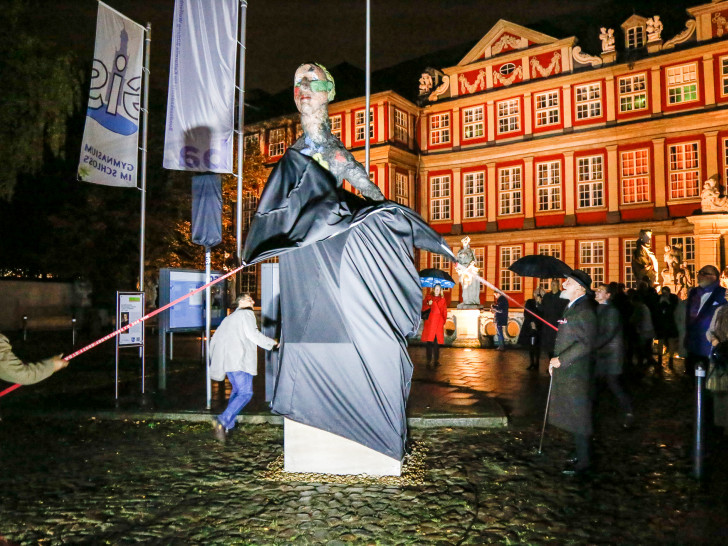 Bürgermeister Thomas Pink und der Künstler Markus Lüpertz enthüllten am Freitag die Wilhelm Busch-Skulptur vor dem Schloss. Fotos: Stadt Wolfenbüttel