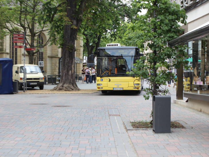 Seit einem halben Jahr fahren die Busse vermehrt durch einige Teile der Goslarer Fußgängerzone. Für die Anwohner ist das eine Zumutung. Fotos: Anke Donner 