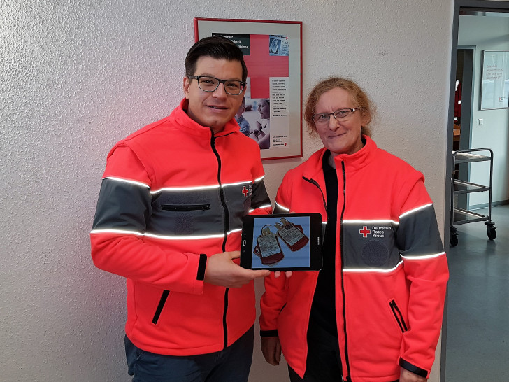 Björn Försterling und Christiane Pottgießer präsentieren ein Tablet, welches in ähnlicher Form bei der Blutspende am Donnerstag gewonnen werden kann. Foto: Privat