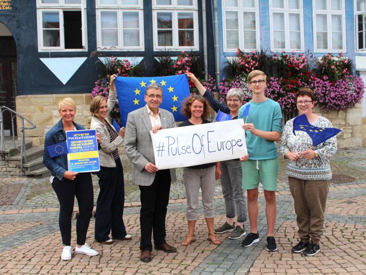 Bürgermeister Thomas Pink mit den Organisatoren von Pulse of Europe in Wolfenbüttel. Foto: Alexander Dontscheff