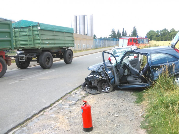 Der Fahrer musste aus dem Fahrzeug geschnitten werden. Foto: Feuerwehr Stadt Helmstedt
