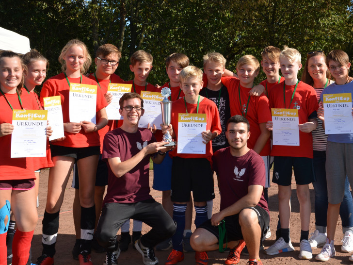 Das Sieger-Team aus Vöhrum bekam den Wanderpokal verliehen. Fotos: Ev.-luth. Kirchenkreis Peine