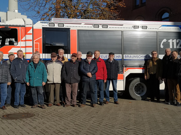 Die Besucher erhielten einen Einblick in die Arbeit und Fahrzeuge der Berufsfeuerwehr.Fotos: Freiwillige Feuerwehr Woltorf