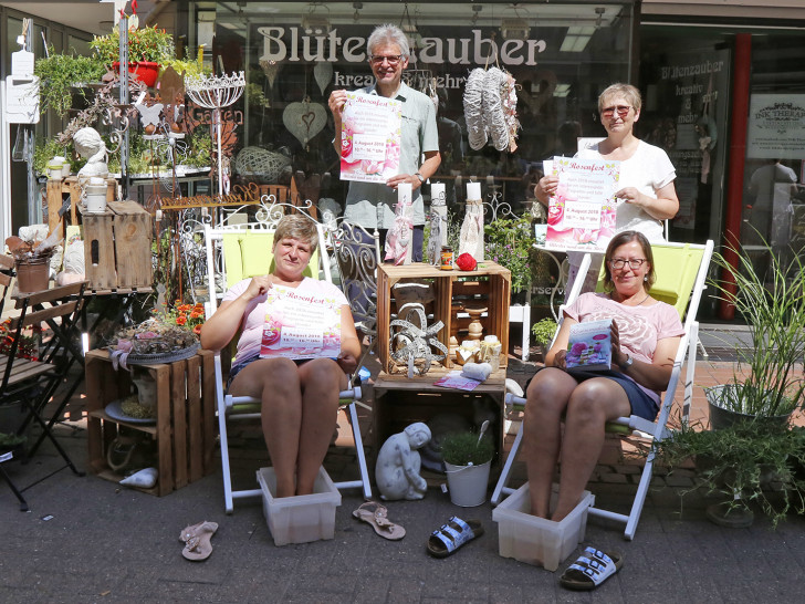 Doreen Mildner (Blütenzauber), Matthias Knoche-Herwig (Arbeitskreis Fair-Trade-Town), Ellen Gomolluch (Reformhaus Bertram) und Kerstin Weber (Löwen Apotheke) freuen sich auf das Rosenfest. Foto: Stadt Wolfenbüttel
