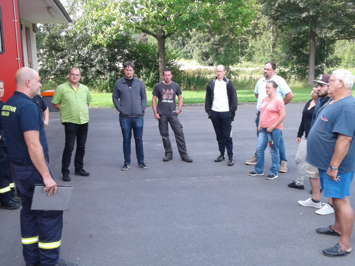 Lagebesprechung der freiwilligen Feuerwehr Ahlum: Timo Engelhardt und sein Team. Foto: Freiwillige Feuerwehr Ahlum