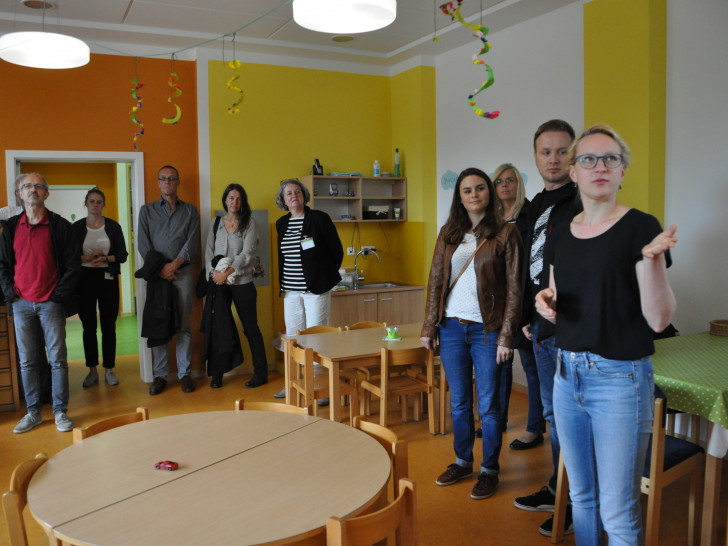 Kara Lemke erläuterte den Besuchern die Neugestaltung der Kita-Räume. Foto: Eva Sorembik