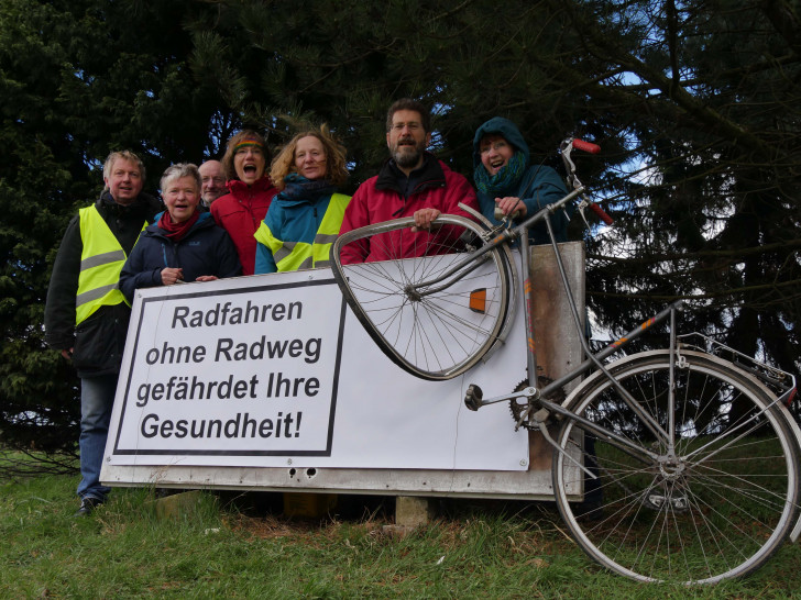 Radweginitiative Evessen an ihrem neuen Banner mit Unfallfahrrad. Foto: H. Judith