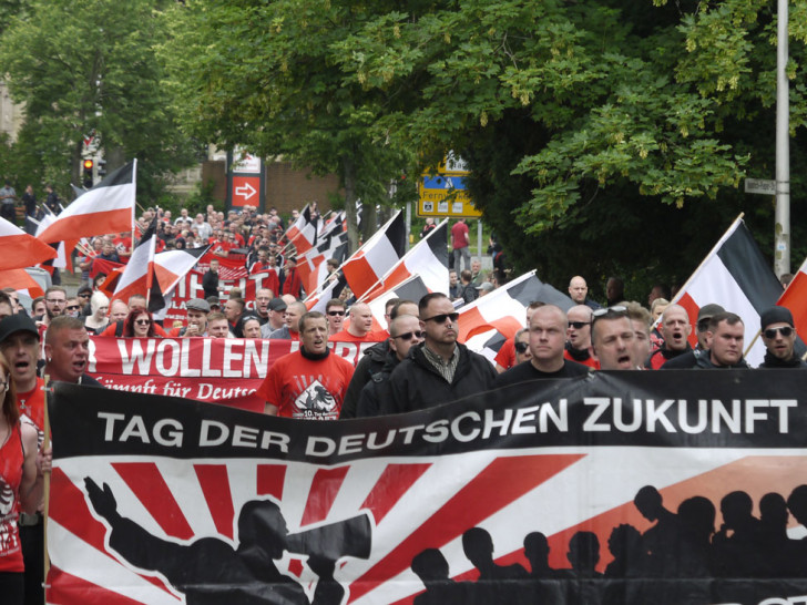 Der rechte Aufmarsch zieht mit Fahnen durch Goslar. Fotos: Alexander Panknin