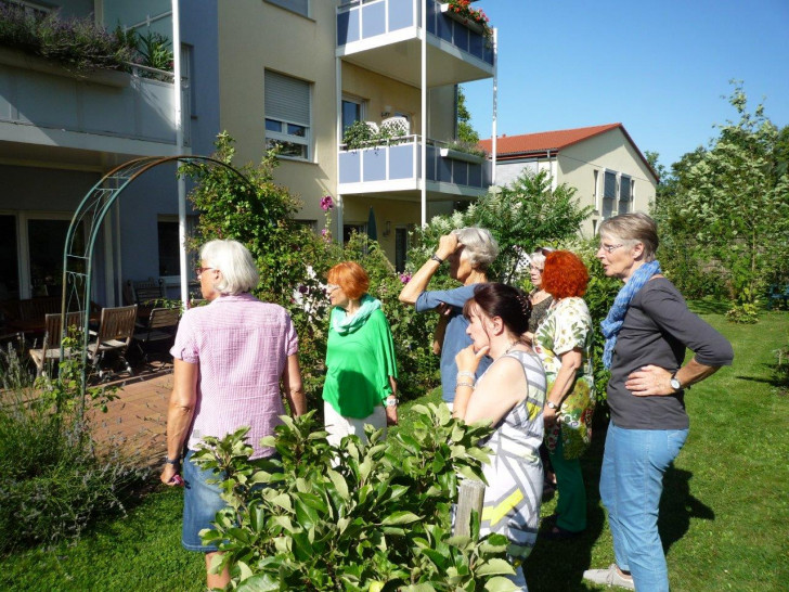 Gisela Möres zeigt Garten und Terrassen des
Wohnprojektes in Hameln, Foto: Privat.