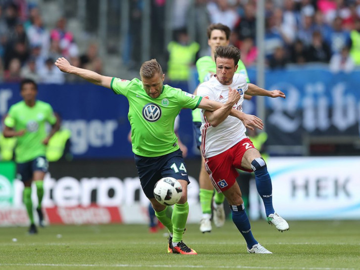 Diese Szene könnte sich wiederholen. Der HSV lässt Müller (rechts) nicht nach Wolfsburg gehen. Foto: Agentur Hübner