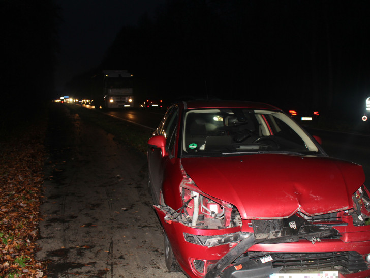 Die Unfallverursacherin und eine Beifahrerin des vorderen Fahrzeuges wurden nach Angaben der Polizei bei dem Unfall verletzt. Foto: Jan Borner