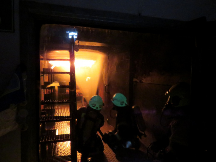 Feuer unter Treppe, umdenken des weiteren Löschangriffs zum Eigenschutz. Fotos: Feuerwehr Goslar
