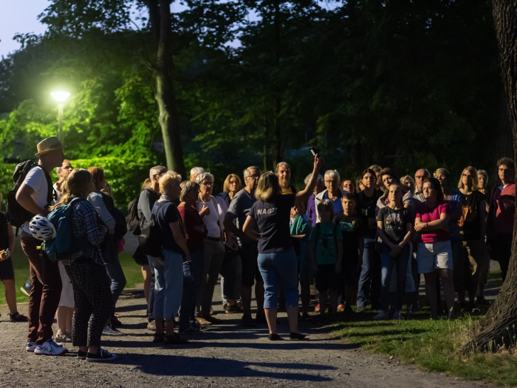 Mit Hilfe eines Fledermausdetektors lauschen die Teilnehmer den Echolauten der Fledermäuse. Foto: Tanja Bischoff
