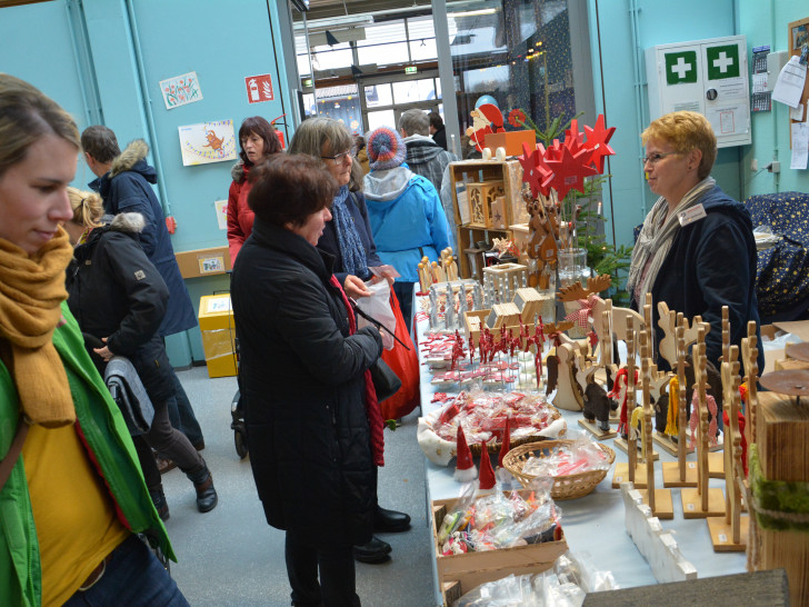 Zahlreiche Stände laden beim vorweihnachtlichen Basar der Lebenshilfe Wolfenbüttel zum Stöbern ein. Foto: Lebenshilfe