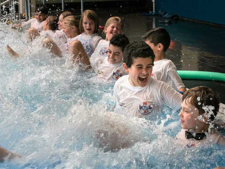 Bei „Kids auf Schwimmkurs“ übersteigt die Nachfrage der Grundschulen das Angebot - und macht offensichtlich Spaß. Foto: Volksbank BraWo/Peter Sierigk