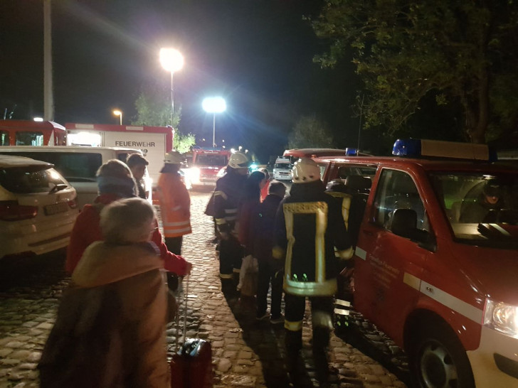 Zirka 350 Fahrgäste mussten am Bahnhof Meinersen aus einem ICE evakuiert werden. Foto: Schaffhauser, Feuerwehrpressesprecher Gifhorn