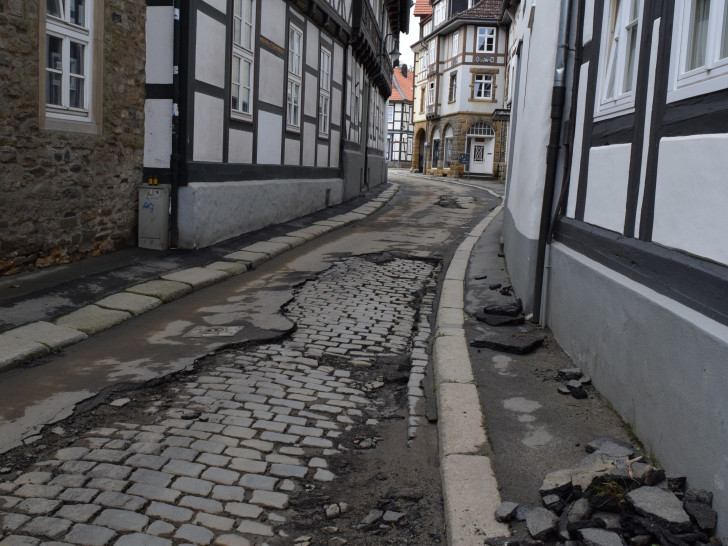  Im unteren Bereich der Bergstraße hat das Wasser dem Asphalt weggerissen. Foto: Stadt Salzgitter