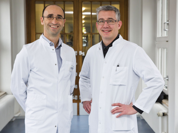 Dr. Johannes Leonhardt (rechts) ist neuer Leitender Abteilungsarzt der Kinderchirurgie und -urologie. Links im Bild ist sein Vorgänger Dr. Naim Farhat. Foto: Klinikum Braunschweig / Jörg Scheibe