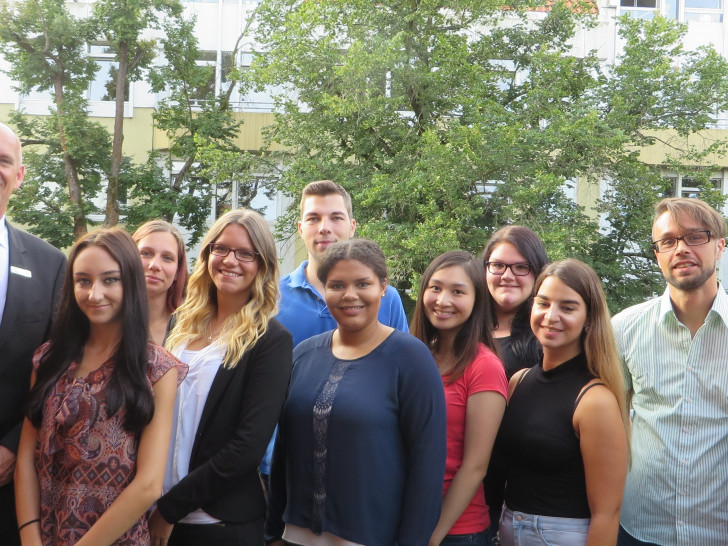 Landrat Franz Einhaus (von links), Diana Eifert, Sabrina Genz, Melanie Hermanski, Frédéric Joswiak, Leonie Grove, Haly Nguyen, Maike Winkler, Christina Pappa, Benjamin Heibutzki, Monique Bufe (Personalwesen/Ausbildung) Foto: Landkreis Peine