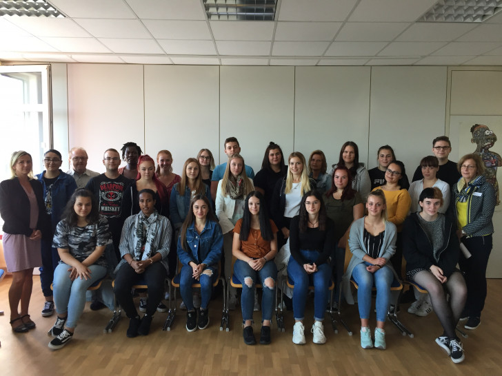 Der Pflegenachwuchs des ersten Lehrjahres mit Kursleiter Frank Paul, Pflegedirektorin Aline Prasse und Schulleiterin Juliane Hunze. Foto: Helios