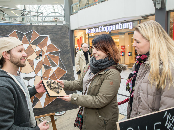 Kunst zum Mitnehmen: Zahlreiche Besucherinnen und Besuchern nutzten bei der winterkunstzeit die Gelegenheit, ein Kunstwerk für ihr Zuhause zu erstehen.
Foto: Braunschweig Stadtmarketing GmbH/Philipp Ziebart