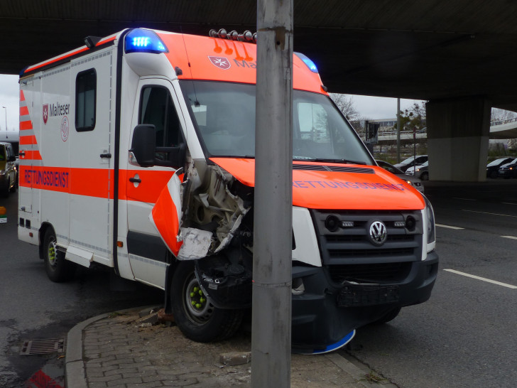Der Rettungswagen begrub das Verkehrsschild unter sich. Foto: Polizei Wolfsburg