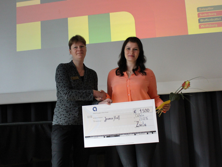 Die Präsidentin des Zonta-Clubs Salzgitter Dr. Annette Röttger (links) überreicht den 1.500 Euro Scheck an die Bachelor-Studentin Jasmin Hoff. Foto: Max Förster