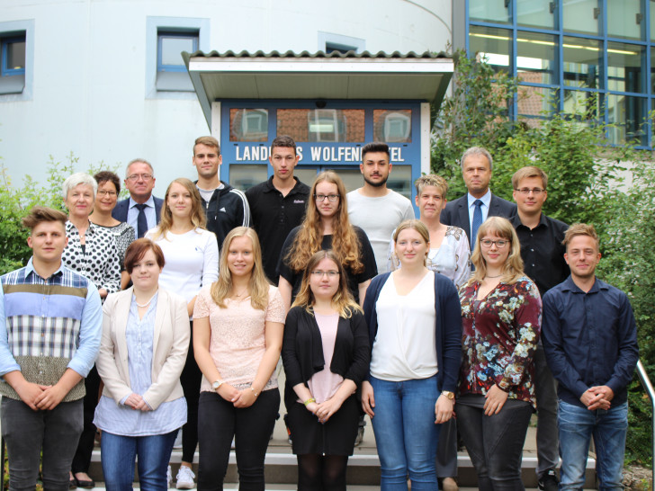 Die Landkreisverwaltung begrüßt die dreizehn neuen Auszubildenden/Jahrespraktikanten. Foto: Max Förster