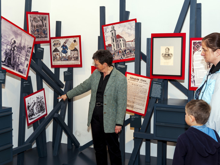 Museumsleiterin Bettina Greffrath mit Besuchern. Foto: Stadt Wolfsburg