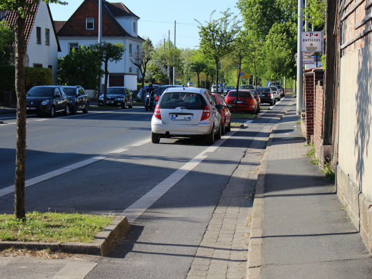 Harzburger Straße: Nebenflächen zwischen Gehweg und Parkstreifen sollen den Gehwegen zugeschlagen werden. Foto: Max Förster