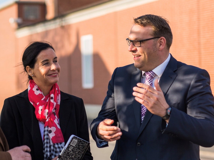 In Grasleben teilt Veronika Koch, MdL dem Samtgemeindebürgermeister Gero Janze mit, dass das Land eine Finanzierungshilfe gegeben hat. Foto: Samtgemeinde Grasleben