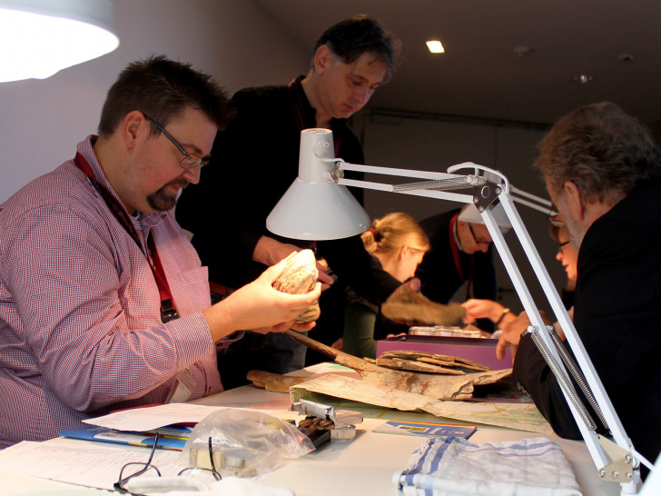 Dr. Felix Hillgruber, Kurator der Sonderausstellung, untersucht einen der archäologischen Funde beim Bestimmungstag 2015. Foto: paläon