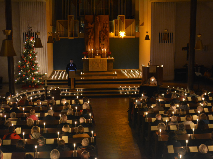 Die Lutherkirche wurde von hunderten Kerzen erhellt		